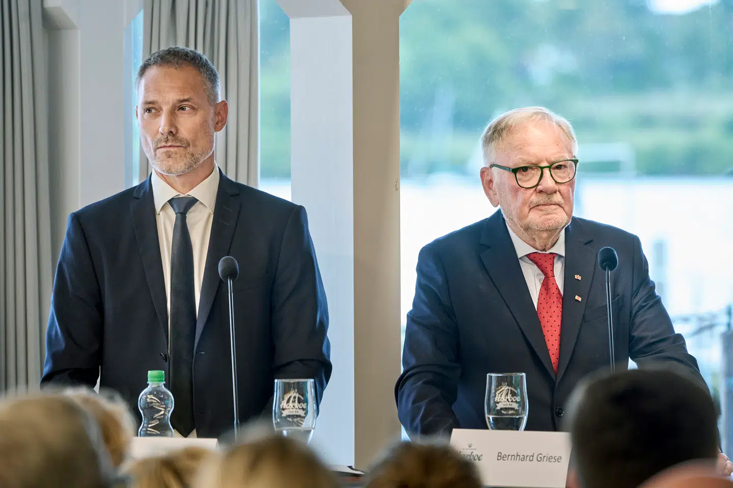 Harboes Bryggeri har i årevis lagt ryg til anklager om sammenfiltrede interesser. Her er det bryggeriets topchef, Søren Malling (tv.), og hans svigerfar, Bernd Griese, som indtil for nylig var formand. Mallings hustru – som også er Grieses datter – er netop trådt ud af bryggeriets ledelse.