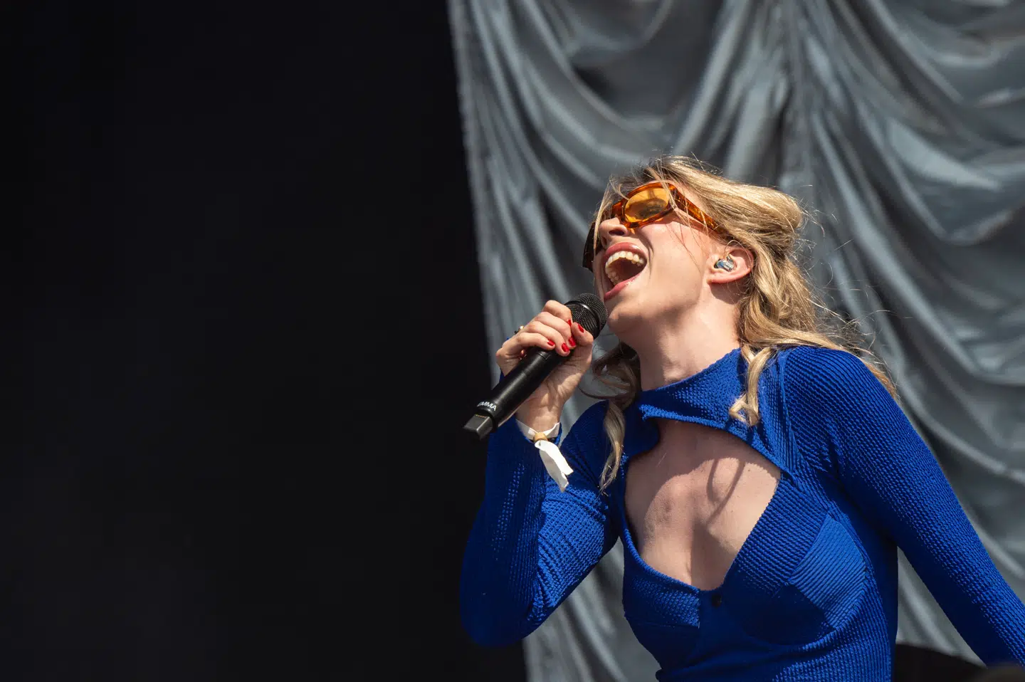 Emma Sehested Høeg gav en fantastisk koncert, da hun midt i juni spillede på Heartland. Berlingskes musikanmelder anbefaler, at hun er en af de fem koncerter, man prioriterer på Roskilde Festival.