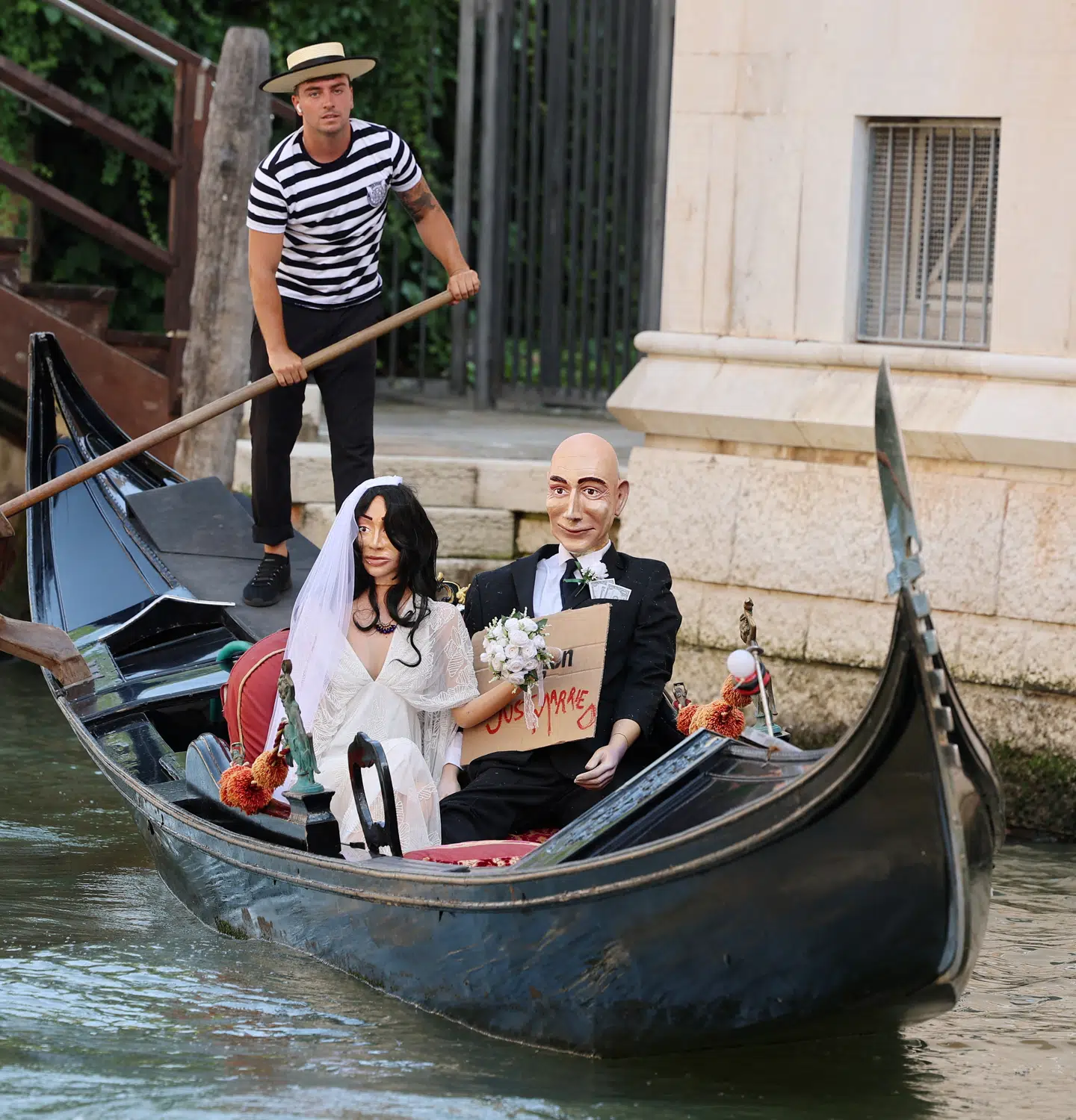 Mannequinparodier af brudeparret var også at se i Venedigs kanaler. Foto: Scanpix