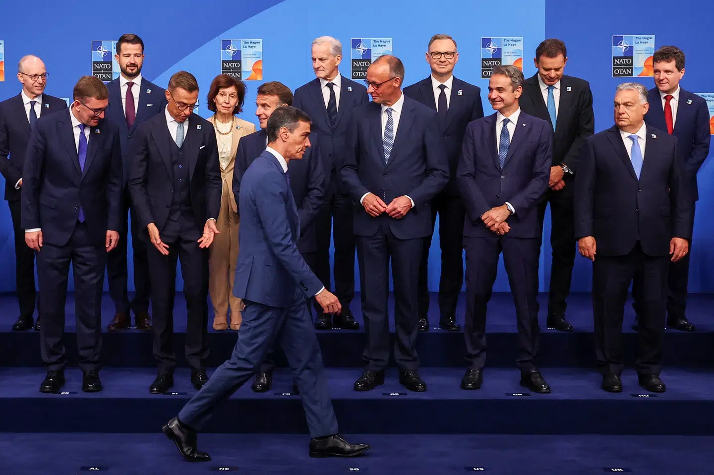 Pedro Sánchez indtager som en af de sidste sin plads til NATO-topmødets familiefoto, hvor den spanske premierminister demonstrativt placerede sig lidt på afstand af lederne fra de øvrige medlemslande.