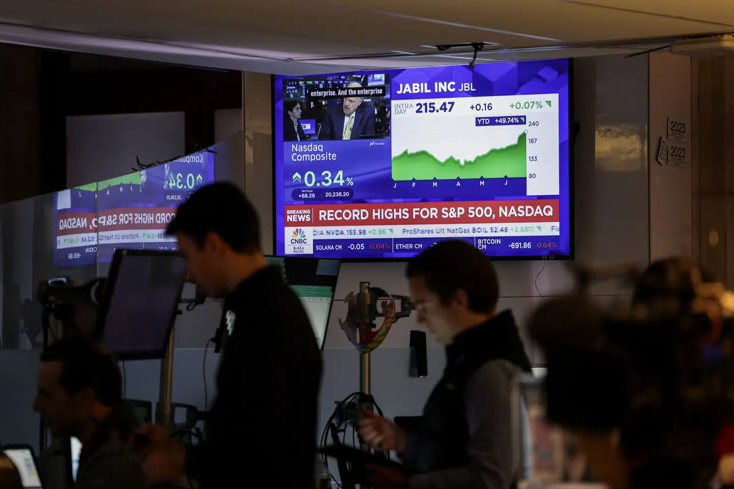 En skærm viste tidligere fredag, at det amerikanske aktieindeks S&P 500 slog rekord på børserne.