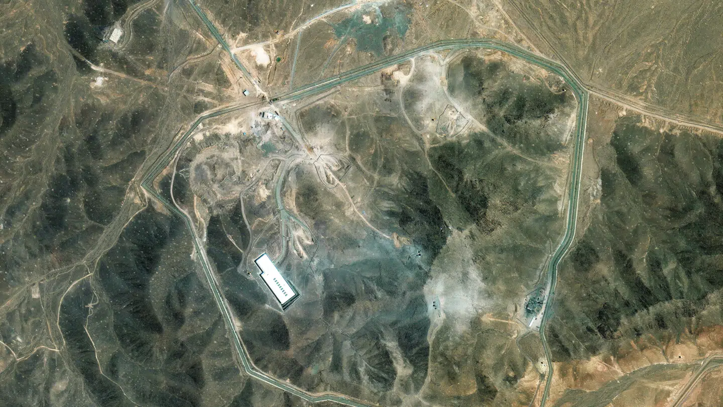 Satellitbilleder viser aktivitet på bakkekammen ovenpå det iranske atomværk Fordow.
