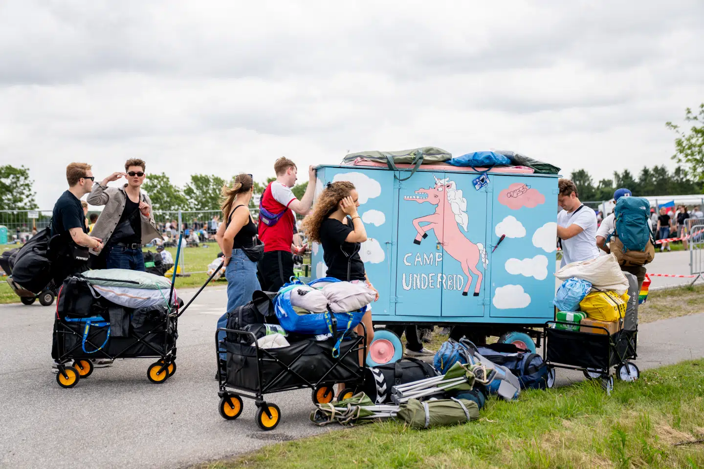 Campingområdet er åbnet på Roskilde Festival, lørdag den 28. juni 2025. Musikken på Roskilde Festival begynder først at spille fra den 2. juli.