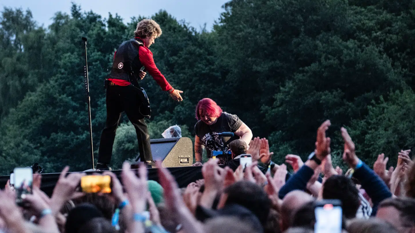 Tidligt i koncerten hev Green Day en fan med op på scenen.