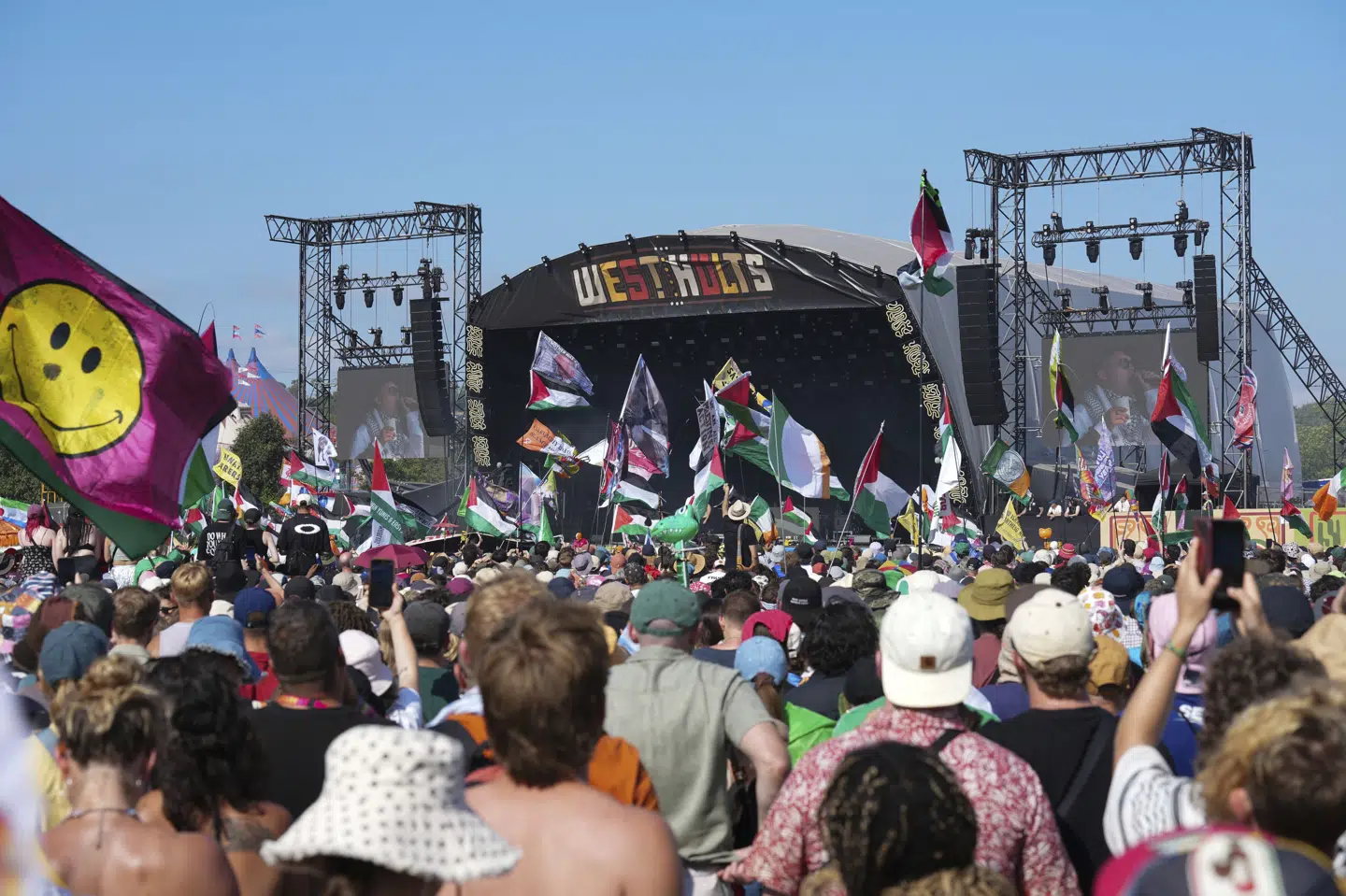 Billedet er taget under en koncert med rapgruppen Kneecap på Glastonbury Festival i England lørdag.