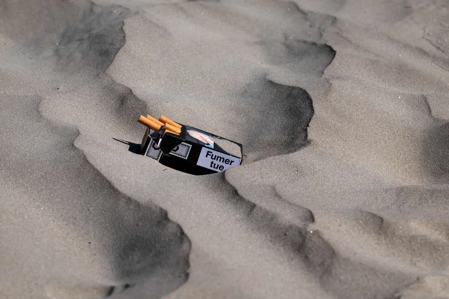 Fra søndag er det ikke længere lovligt at tænde en cigaret på en strand i Frankrig. (Arkivfoto).
