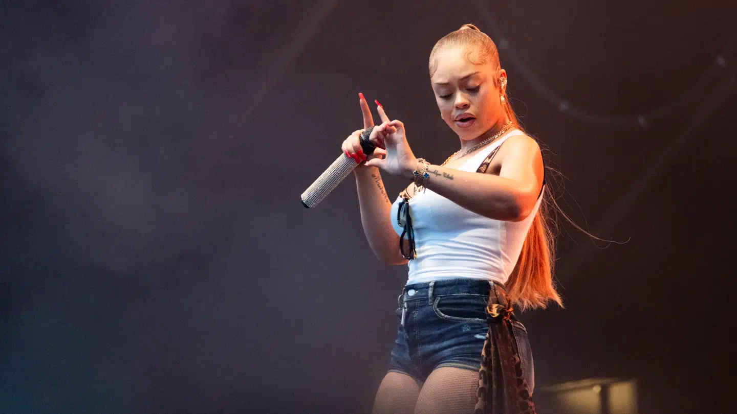 Efter forsinkelse gik først en DJ og så Latto endelig på scenen på Tinderbox. De spillede cirka 12 minutter.