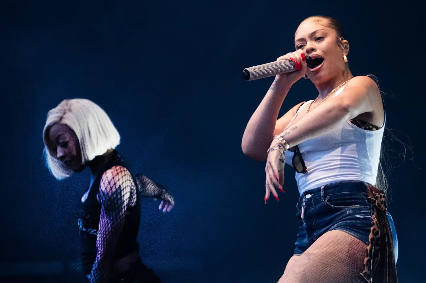 Efter forsinkelse med lysudstyr underholdt en dj, før den amerikanske rapper Latto endelig kom på scenen med hendes dansere. Hun optrådte herefter i 12 minutter, før det var slut.