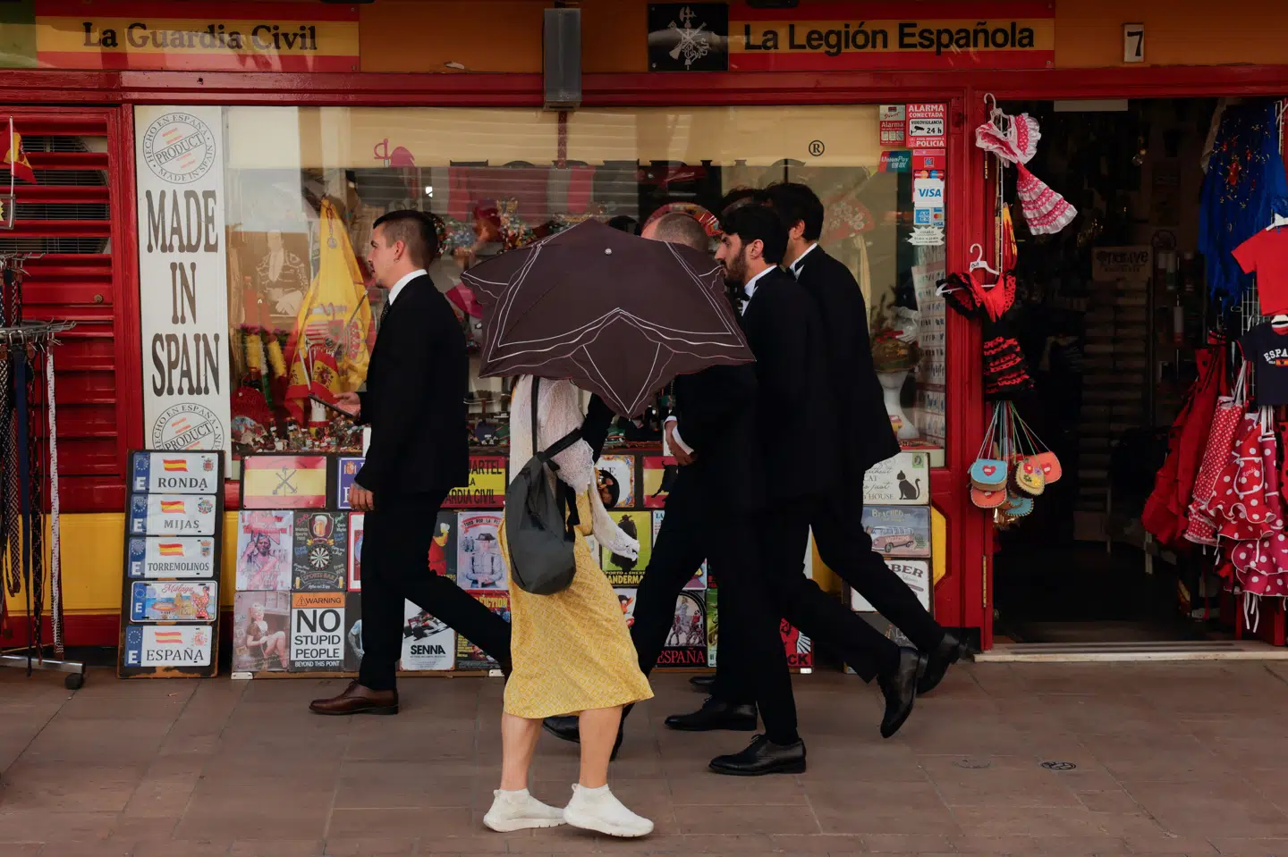 I Sydeuropa kan det i disse dage være nødvendigt at skærme sig fra solen bag en paraply som denne turist i byen Ronda i det sydlige Spanien.