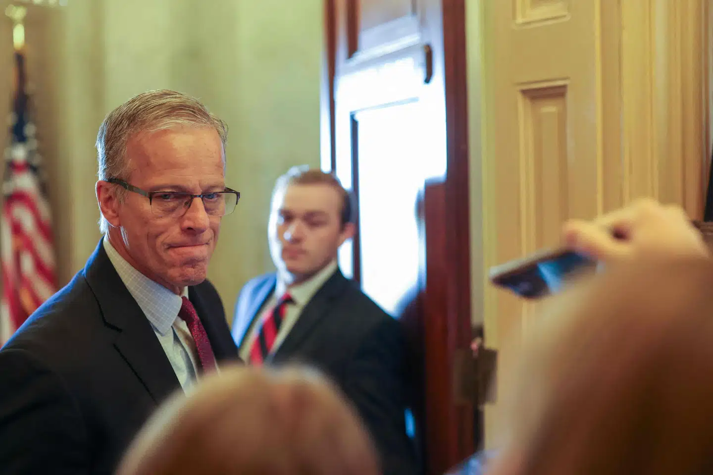 Den republikanske flertalsleder i Senatet, John Thune, takkede kontoransatte for indsatsen, efter at republikansk lovforslag på 940 sider blev læst højt.