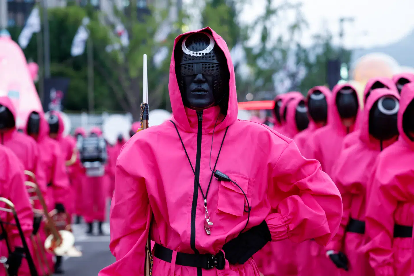 Squid Game er en sydkoreansk thrillerserie fra Netflix, hvor gældsplagede deltagere konkurrerer i dødbringende versioner af børnelege for en gigantisk pengepræmie. Serien er blandt andet kendt for sin samfundskritik