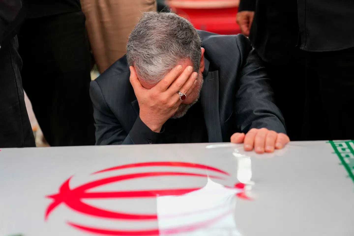 Irans udenrigsminister, Abbas Araghchi, sørger her over et medlem af den iranske Revolutionsgardens død.