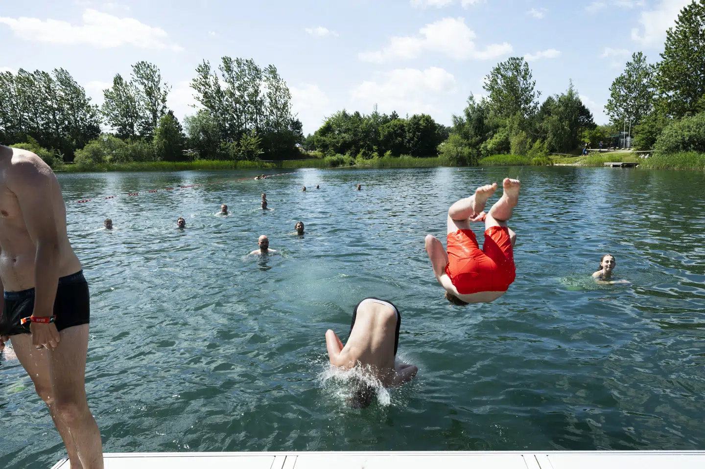 Vinden har lagt sig efter en blæsende søndag. Festivalgæster kan med fordel spænde pavillonerne fast, inden regnvejr med mulighed for torden onsdag passerer hele landet, lyder det fra meteorolog.