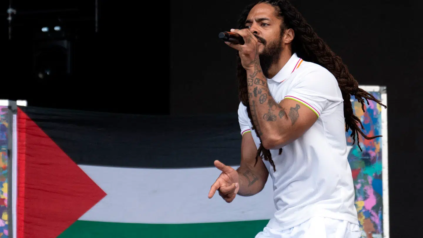 Med et palæstinensisk flag som bagtæppe optrådte Bobby Vylan lørdag på Glastonbury Festival. Nu går Kier Starmer ind i sagen.