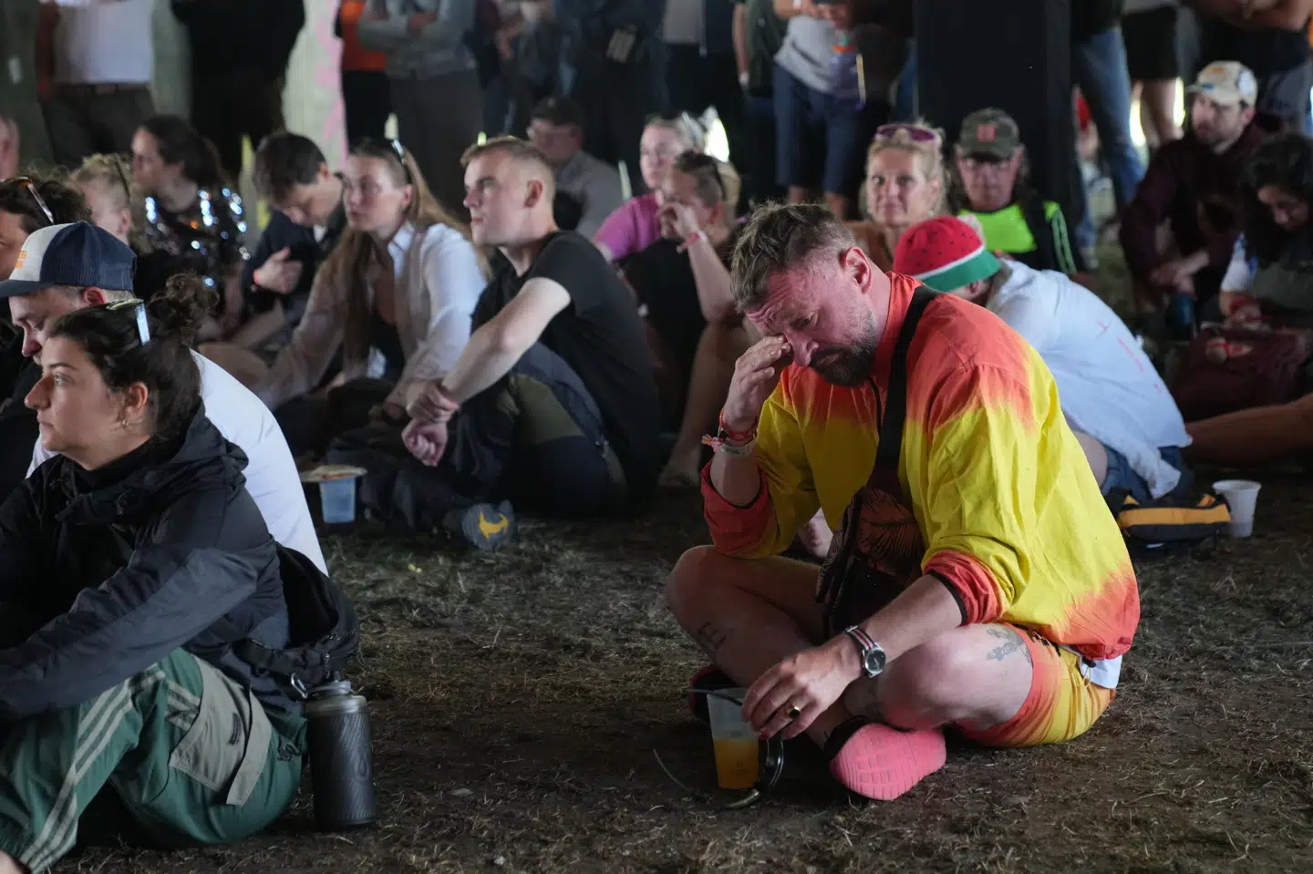 Unge som ældre festivalgæster er mødt frem ved mindehøjtideligheden for ulykken foran Orange Scene i 2000.