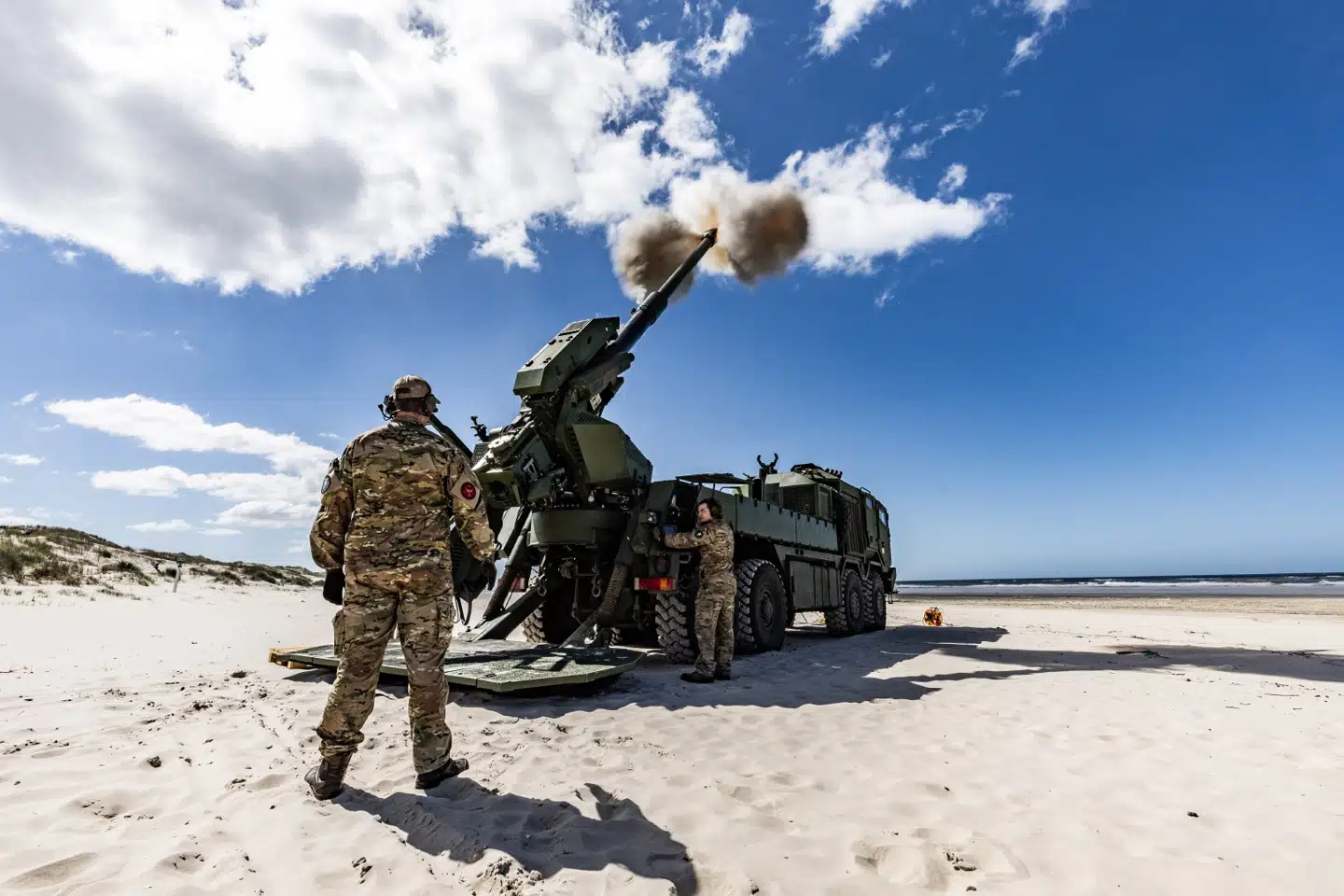 Elbitsagen er en af Forsvarsministeriets mange skandaler de seneste år. Haubitserne er dog kommet. De blev prøveskudt ved Vesterhavet forleden.