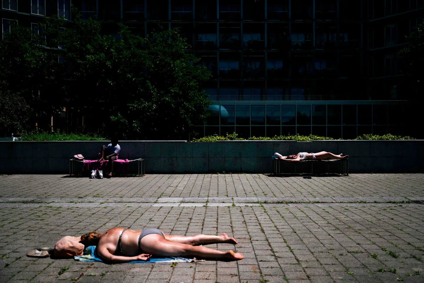 Nogle nyder også solen i parken Andre-Citroen i Paris.