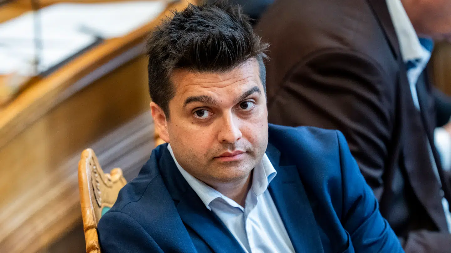 'Jeg er meget ærgerlig over at det her skal være en generel “muslimsk holdning” - det er det ikke. De taler ikke på vegne af alle danske muslimer. Det er vigtigt at understrege. Jeg kender mange muslimer, som har eller skal køre studentervogn fordi de gerne vil fejre deres store dag med deres venner,' lyder det fra Mohammad Rona.