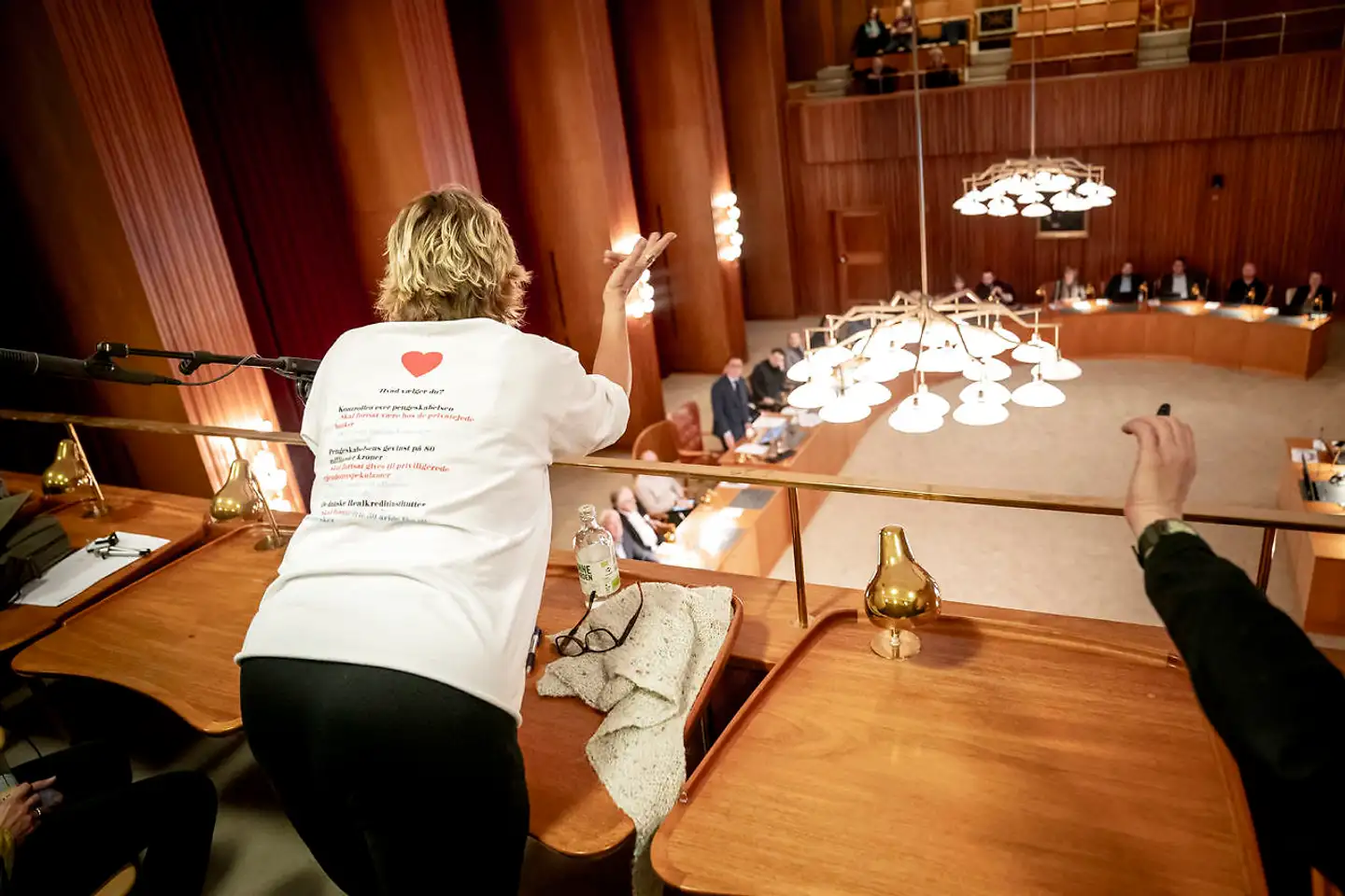 Jeanette Strauss råber af Frederiksbergs byråd samme dag, som kommunen beslutter at fyre direktøren for børne- og ungeafdelingen. Jeanette Strauss fik i 2014 fjernet sin datter af Frederiksberg Kommune. I maj kendte Frederiksberg tvangsfjernelsen ulovlig og tildelte Frida Strauss en erstatning på 50.000 kr. I de fem år, der er gået, er Jeanettes liv faldet fra hinanden. Hun har i dag to psykiske diagnoser og er på førtidspension.