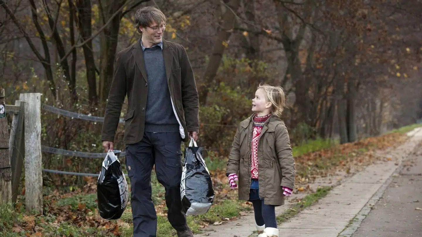 Mads Mikkelsen og Annika Wedderkopp i 'Jagten'.