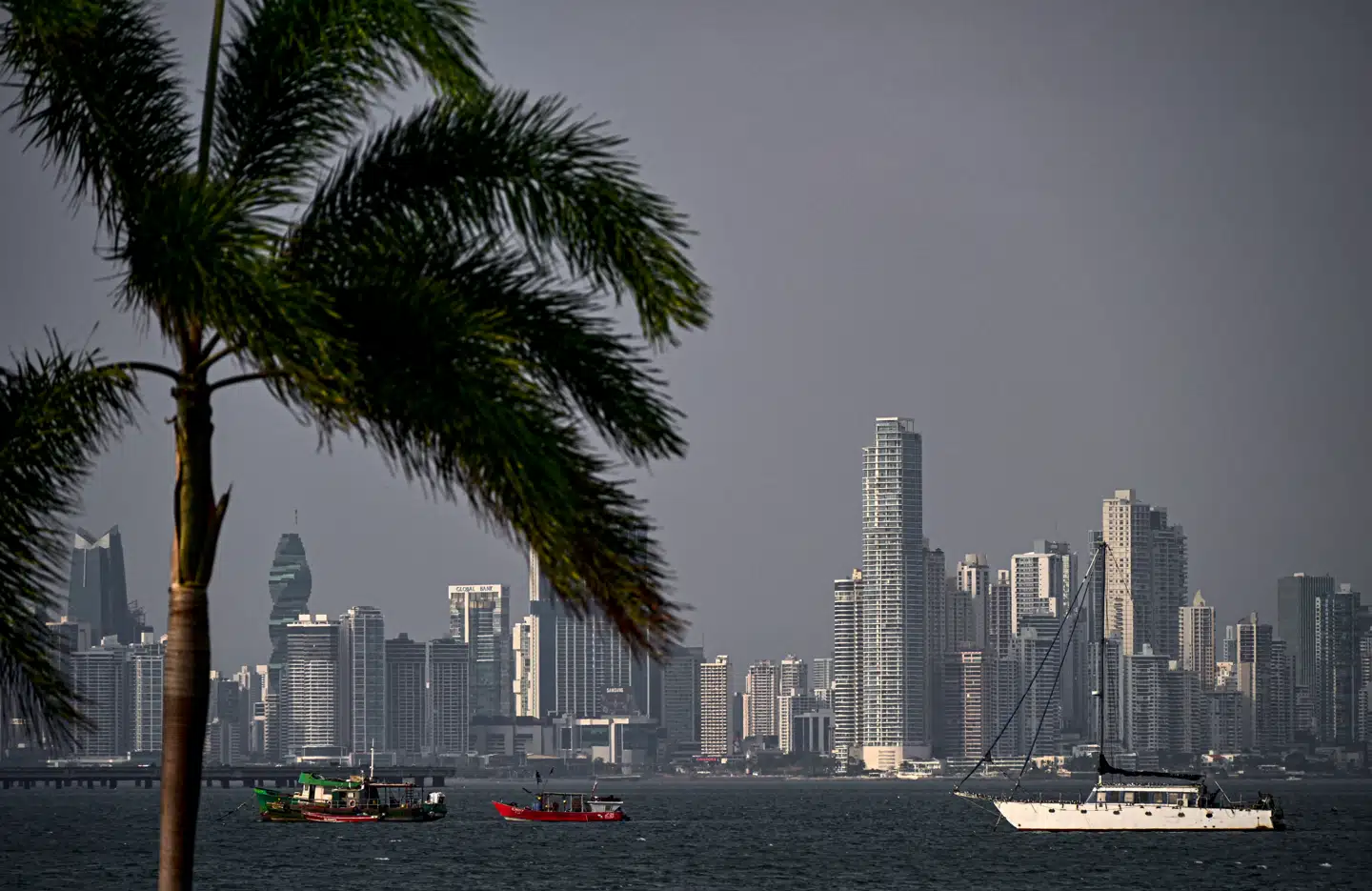 En sag om en ukendt tredjemand, der har betalt Skats krav mod midtjyske Niels i en erstatningssag fra Panama, udløser nu kritik af Skat fra Enhedslisten, Venstre og tidligere departementschef.