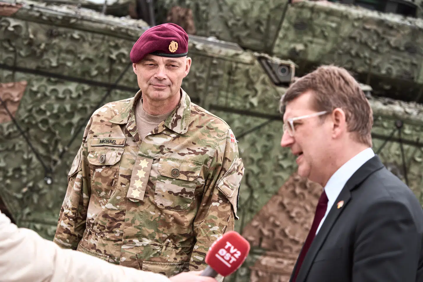 Forsvarschef Michael Hyldgaard og forsvarsminister Troels Lund Poulsen (V) står sammen for historiske milliardinvesteringer i Forsvaret, så langt øjet rækker. Men mangeårig ekspert i offentlig administration ser faldgruber.