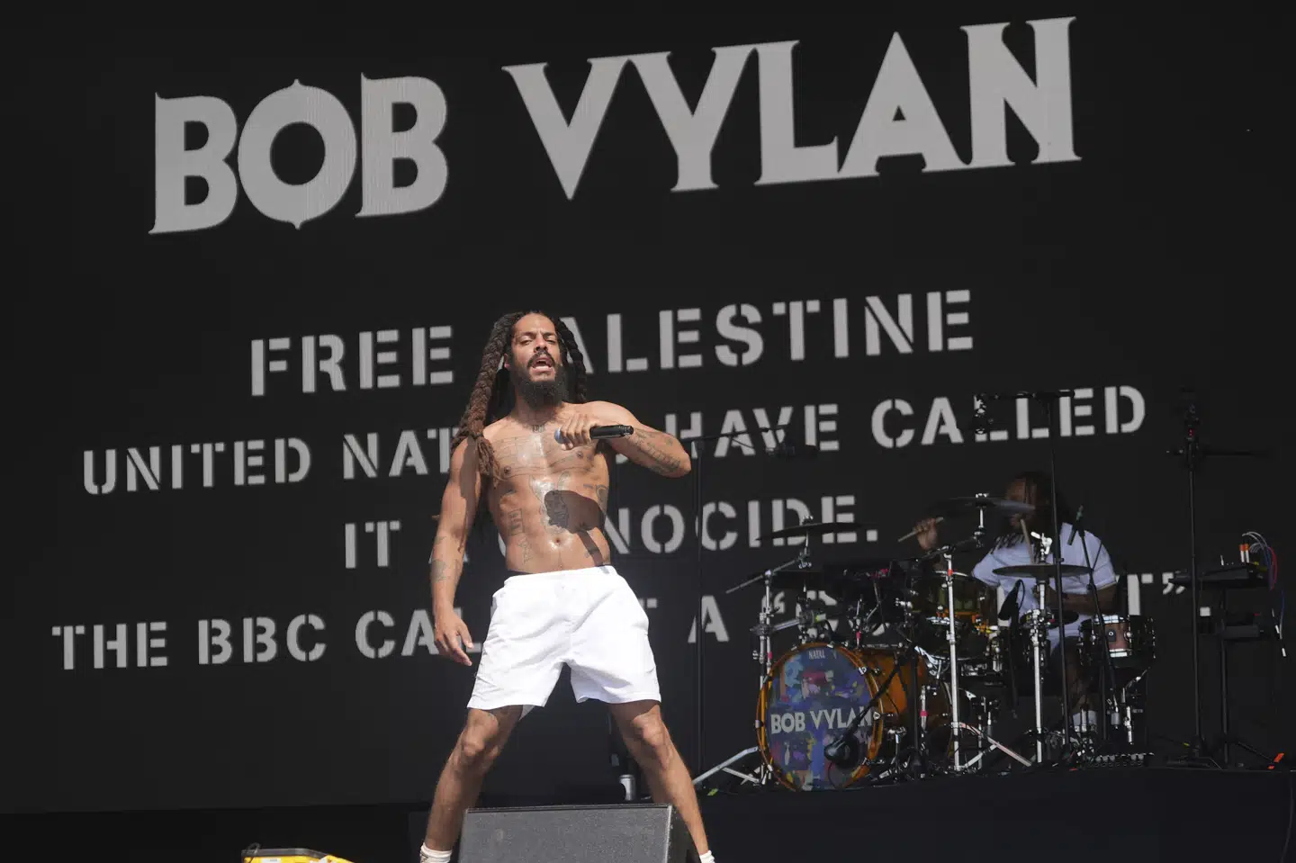 Bob Vylan optrådte på Glastonbury lørdag foran et bagtæppe med påskriften "befri Palæstina".