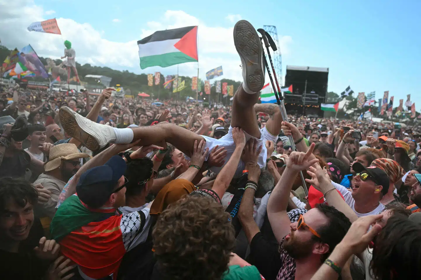 Et medlem af Bob Vylan-duoen crowdsurfer under lørdagens koncert på Glastonbury Festival.