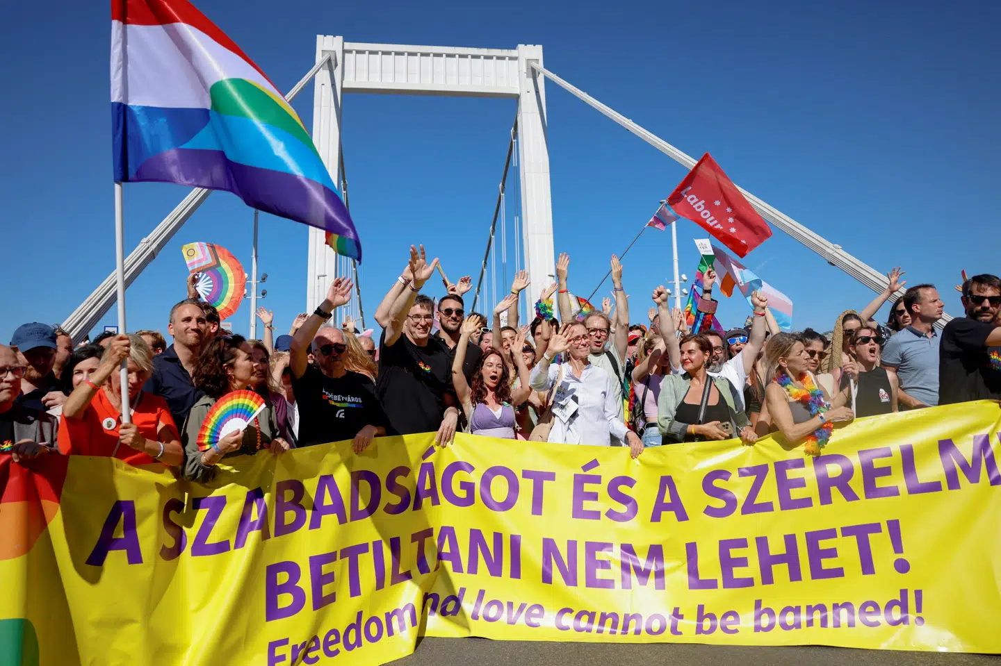 Flere end 200.000 deltog i Budapest Pride lørdag, har arrangørerne oplyst ifølge AFP. Det er deltagerrekord.