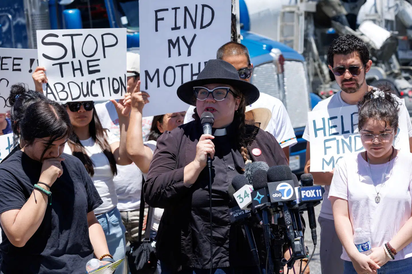 Familien til en forsvunden kvinde i Los Angeles hævder, at hun i sidste uge blev bortført og befinder sig ved grænsen til Mexico. Her er hun af USA's immigrationsmyndigheder blevet bedt om at udfylde deportationspapirer, har hun sagt.