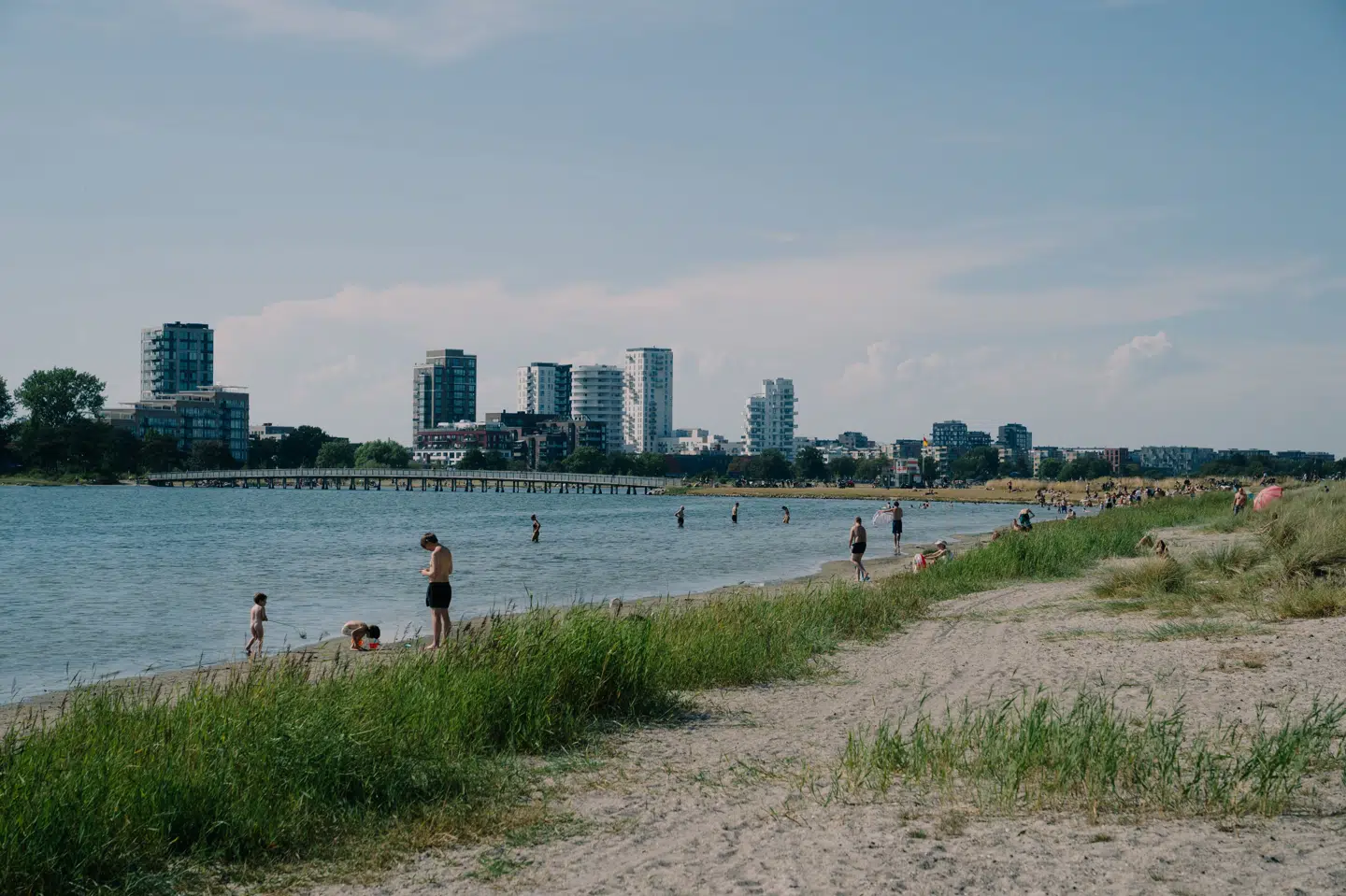Ifølge DMI kan termometeret flere steder i landet runde 30 grader tirsdag. (Arkivfoto).