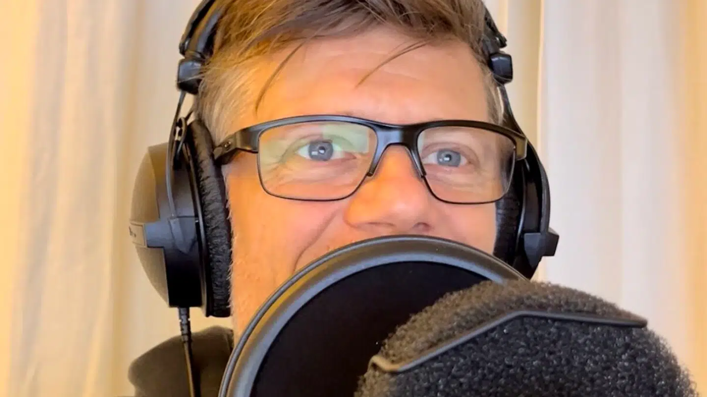 Thomas Magnussen var i studiet i 12 timer i alt for at indtale de 99 nye udkald.