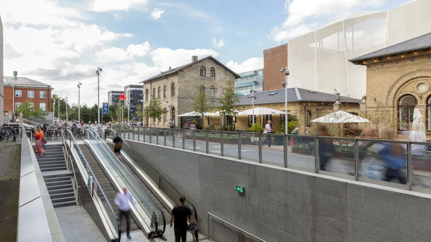 Denne station hedder ikke længere 'Fre duh-rikz-berg' på engelsk, men Frederiksberg.