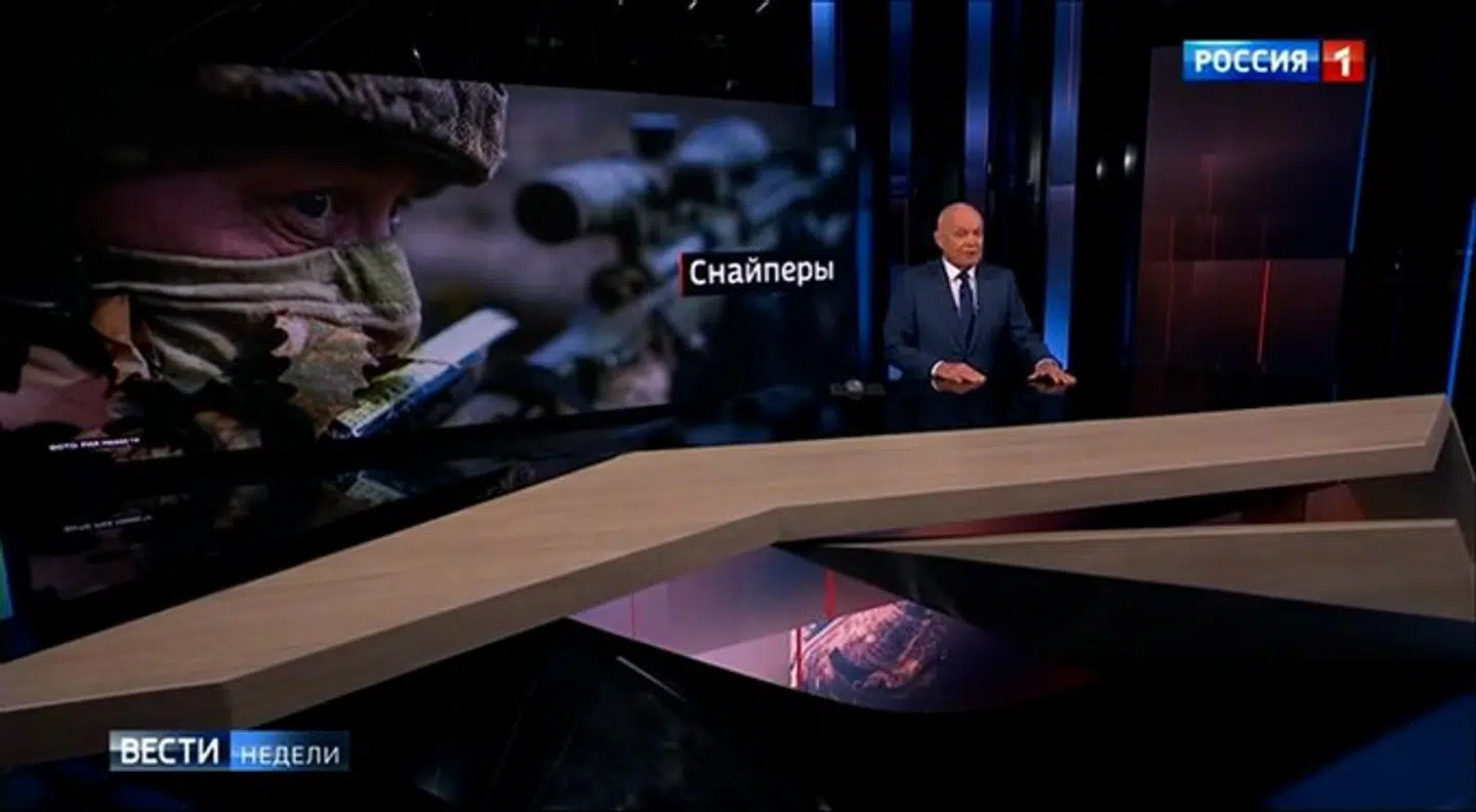 På det ugentlige russiske nyhedsprogram 'Vesti Nedeli' kunne man forleden høre værten indrømme, at russiske soldater har tendens til at henrette ukrainske snigskytter frem for at tage dem til fange.