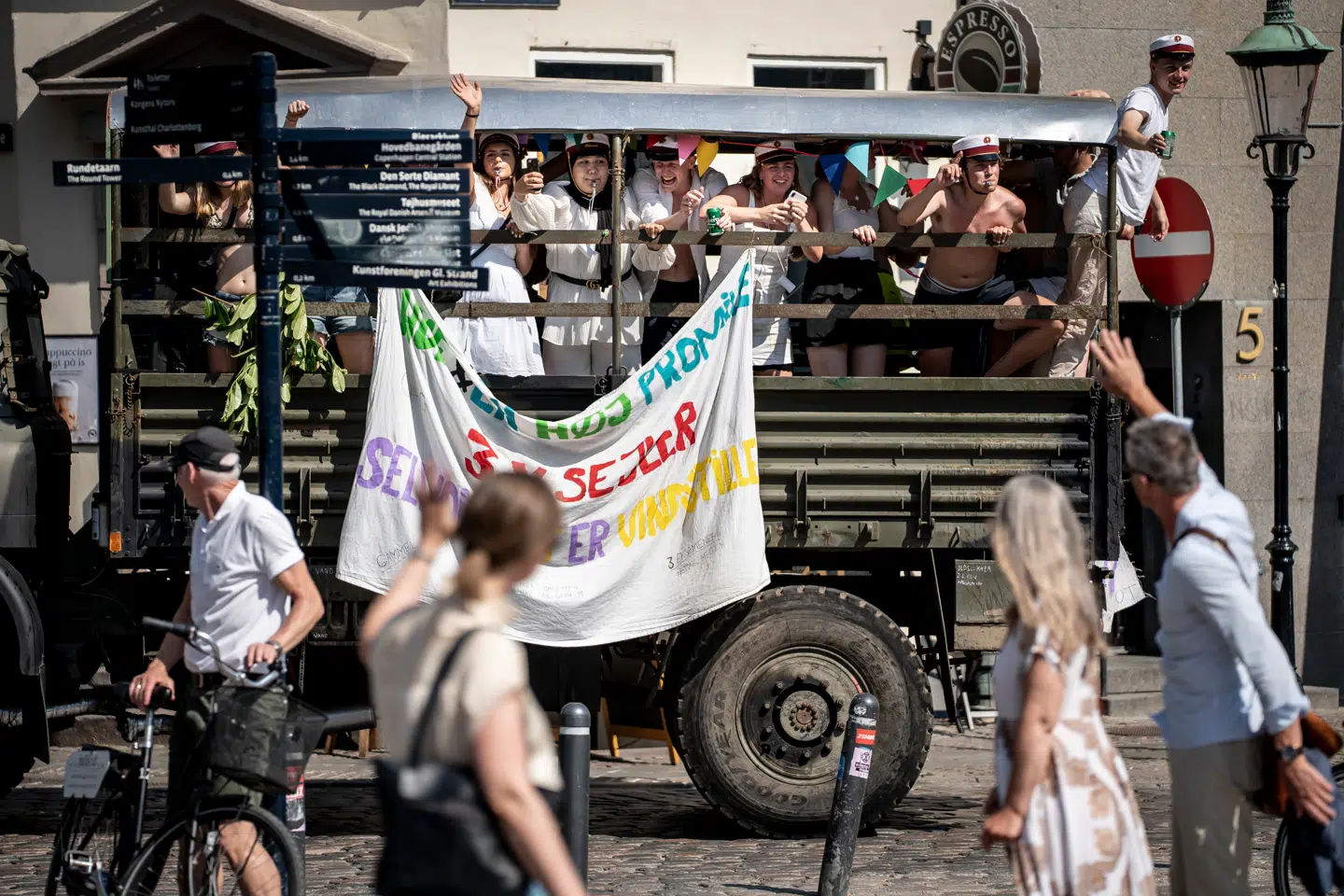 I disse dage drøner studentervognene rundt. Men det er ikke alle, der bifalder den danske tradition.