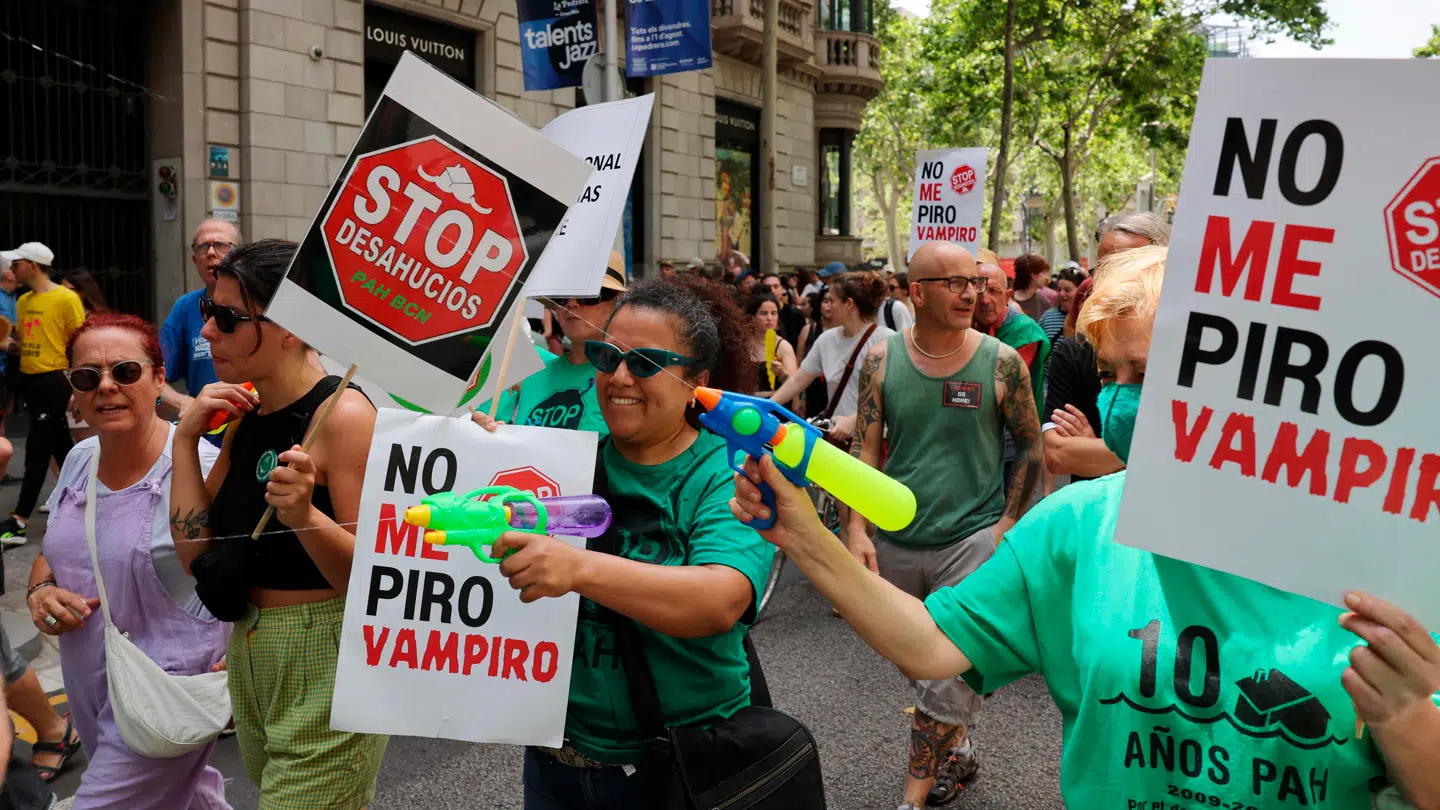 Demonstranter i Barcelona skyder med vandpistoler under en demonstration mod turisme.