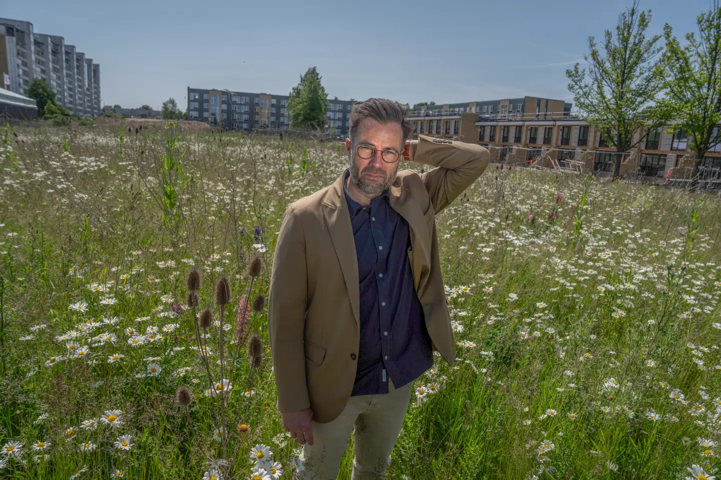 Odenses borgmester Peter Rahbæk Juel står på det, der engang var Bøgetorvet og en paradeplads for banderne i bydelen Vollsmose. I dag findes Bøgetorvet kun som et minde.