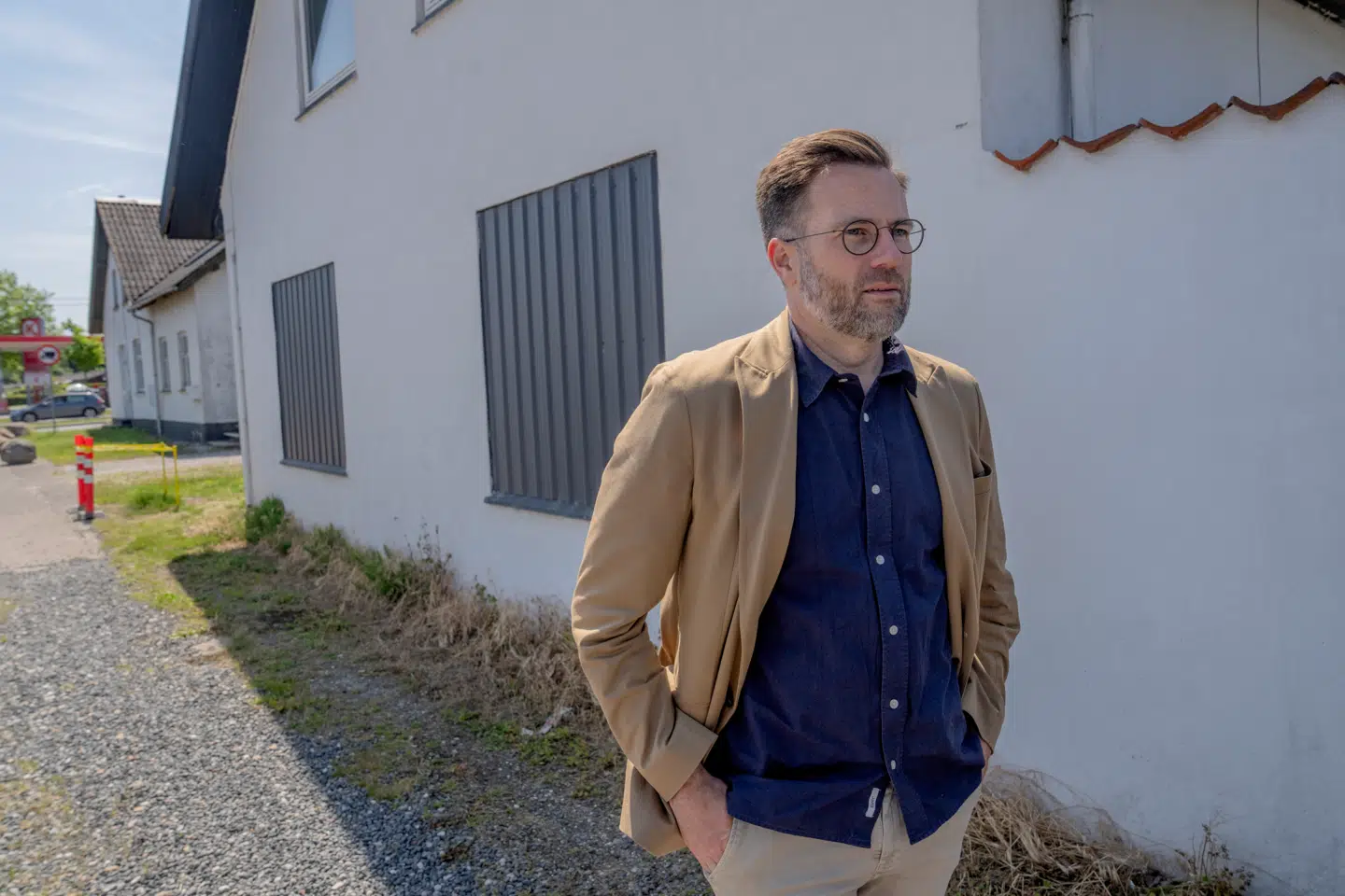 Da banden Black Army rømmede klubhuset på Nyborgvej, brændte de det ned som farvel og tak. På fotoet ses borgmesteren foran huset.