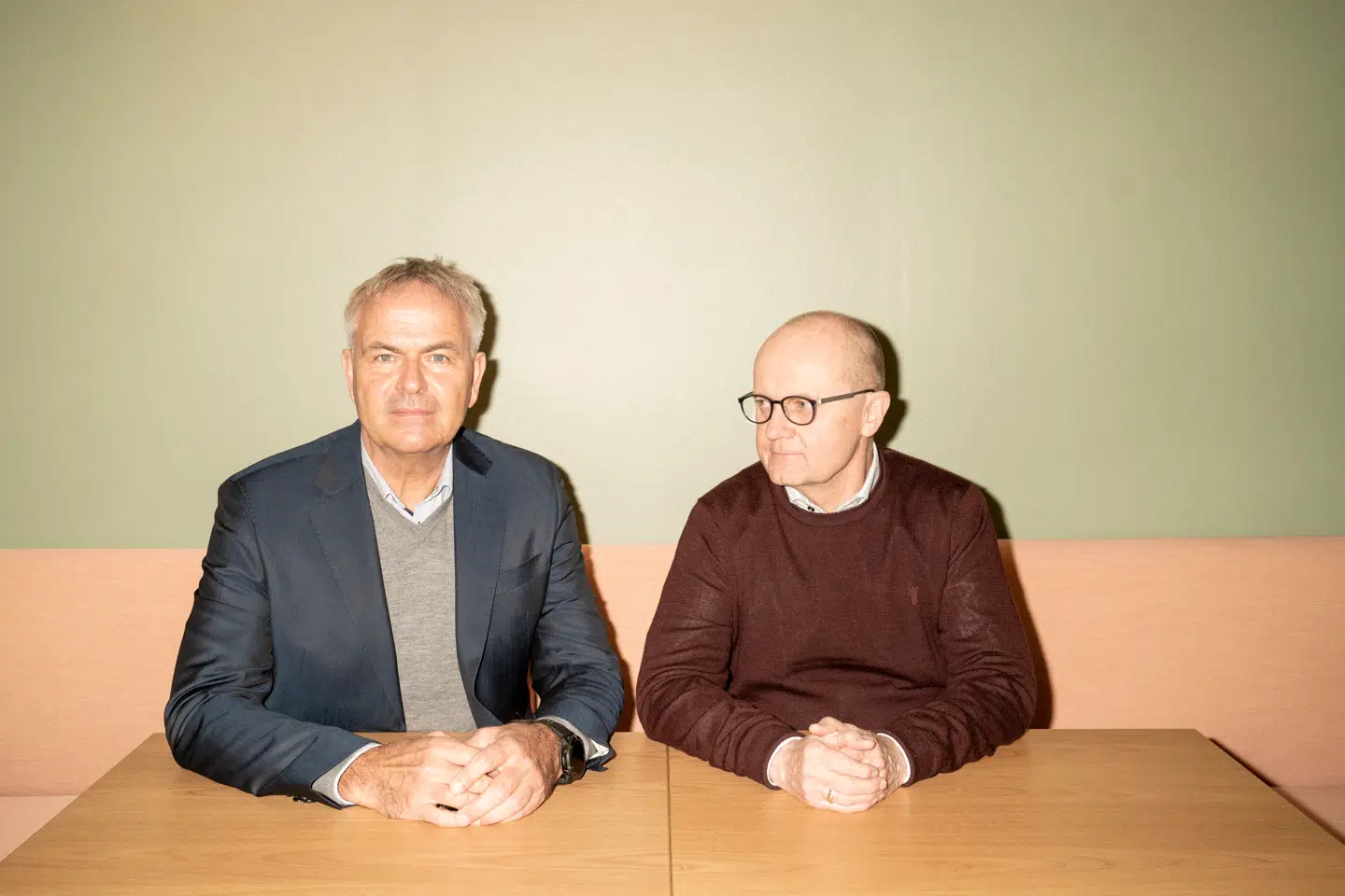 Morten Bruun Petersen (th) fra Forbrugerrådet Tænk og Karsten Engmann Jensen (tv) fra Pengeministeriet er kritiske overfor storbanken Nordea, der vil fusionere en aktiefond, der halter efter sit benchmark, med en anden europæisk aktiefond. De mener, at manøvren er velkendt i den danske bankbranche, og at det har konsekvenser for forbrugerne.