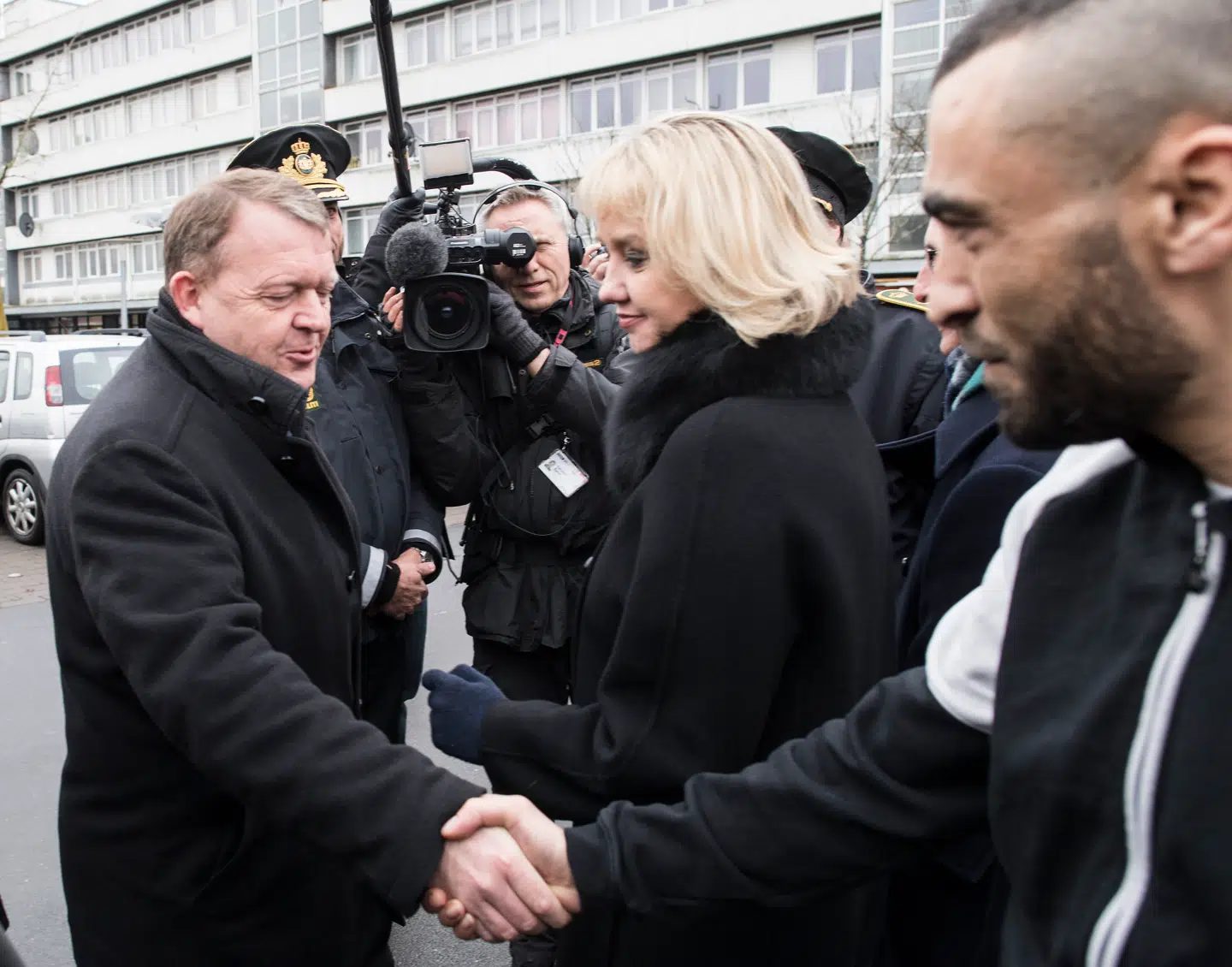 Daværende statsminister Lars Løkke Rasmussen gav hånd til lederen af banden Black Army under besøg i Vollsmose i 2017.