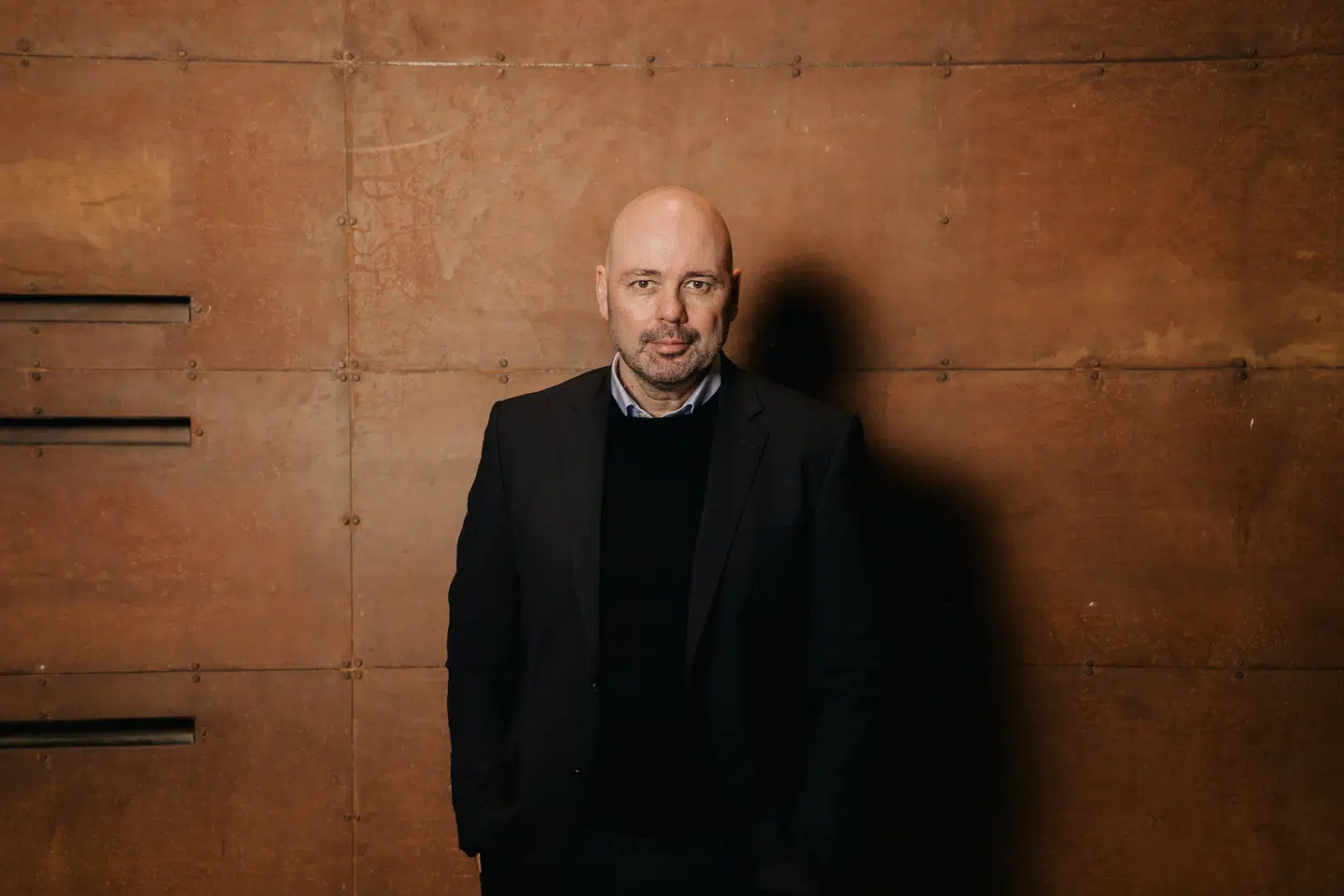 Teatret er noget særligt, siger Søren Møller, teaterchef og kunstnerisk leder på Østre Gasværk Teater, og det må publikums påklædning gerne afspejle.