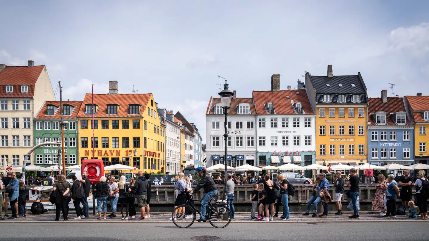 Mange turister lægger vejen forbi Nyhavn, når de er i København.