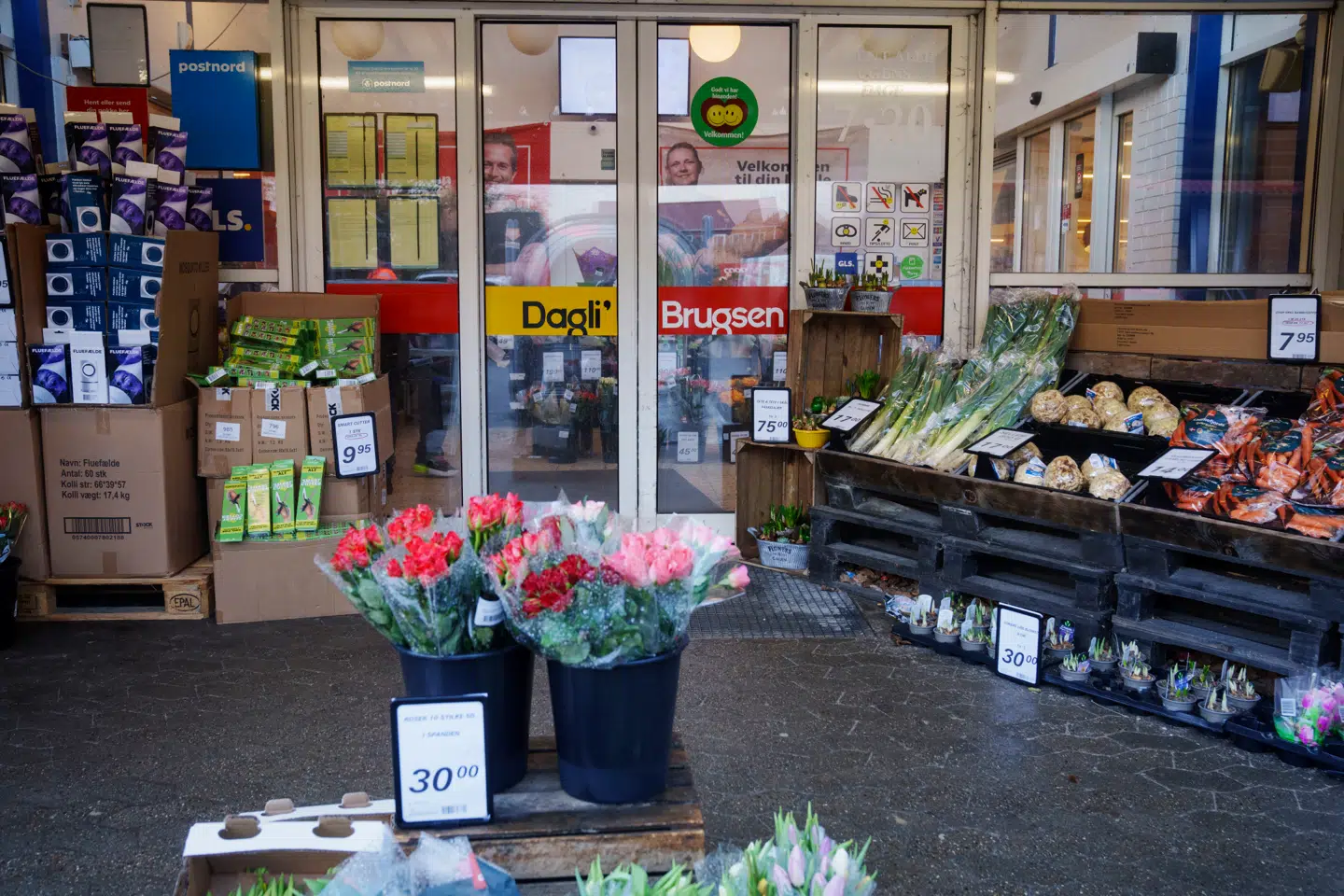 »Vi skal give det lokale erhvervsliv mulighed for at åbne dørene, når kunderne er der – både i ferier og i dagligdagen, skriver Mette Reissmann. Her ses Dagli'Brugsen i Gjerlev nord for Randers i 2023.