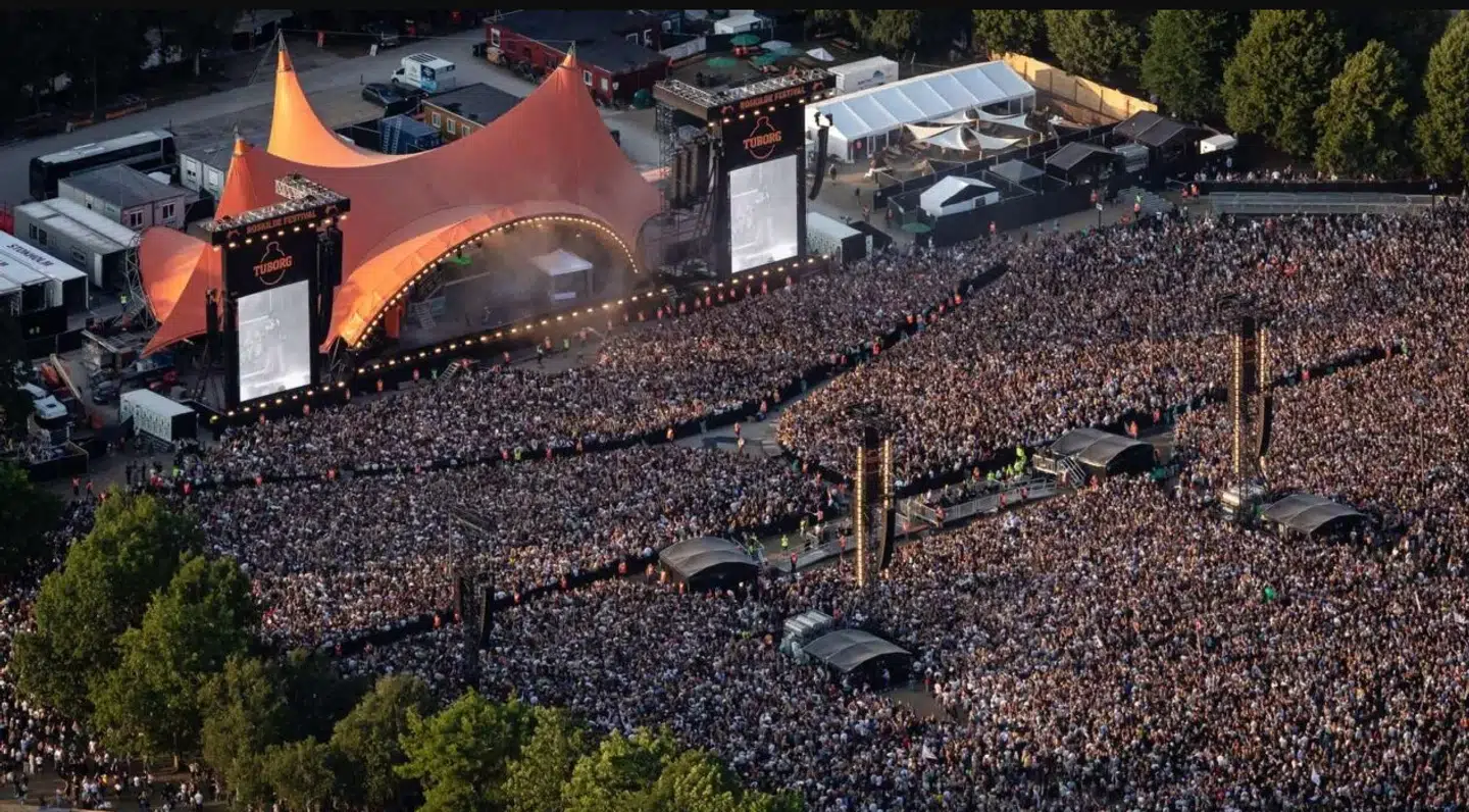 Dette luftfoto viser, hvordan mellemgangene adskiller publikum. Det er et af flere sikkerhedstiltag siden ulykken i 2000.