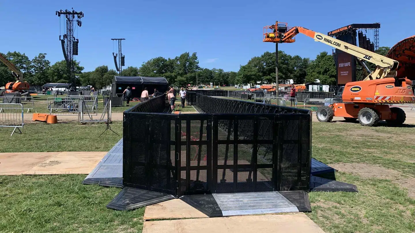 Onsdag Roskilde Festival i fuld gang med at gøre klar til de 130.000 gæster. Sorte mellemgange sørger for, at publikum inddeles i båse, så der ikke kommer for meget pres på oppe foran.