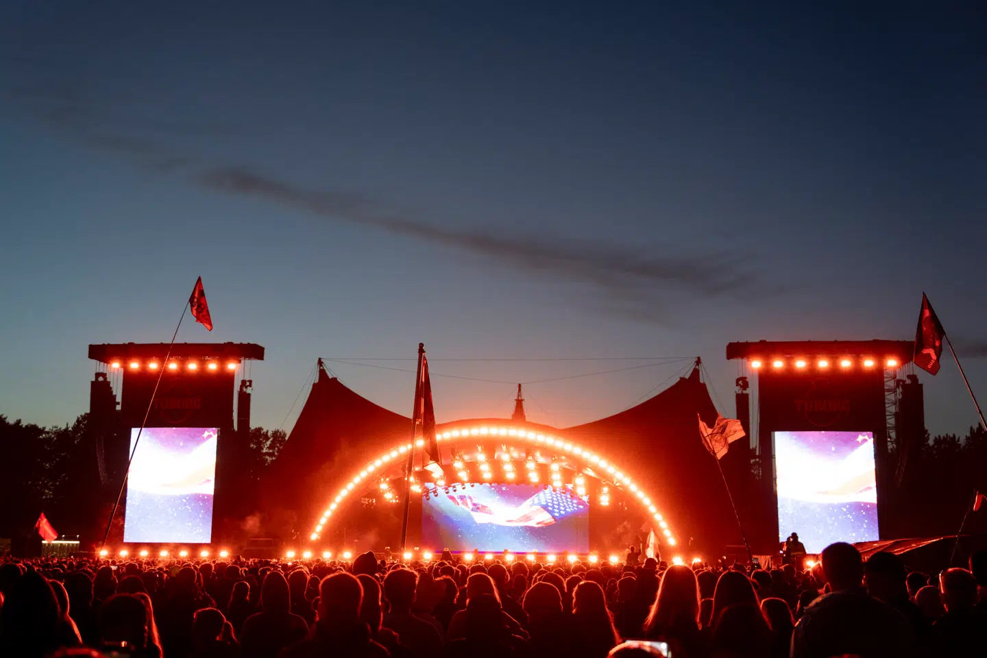 Fra onsdag skal folk feste og synge med foran Orange scene - men hvem skal skabe folkefesten?