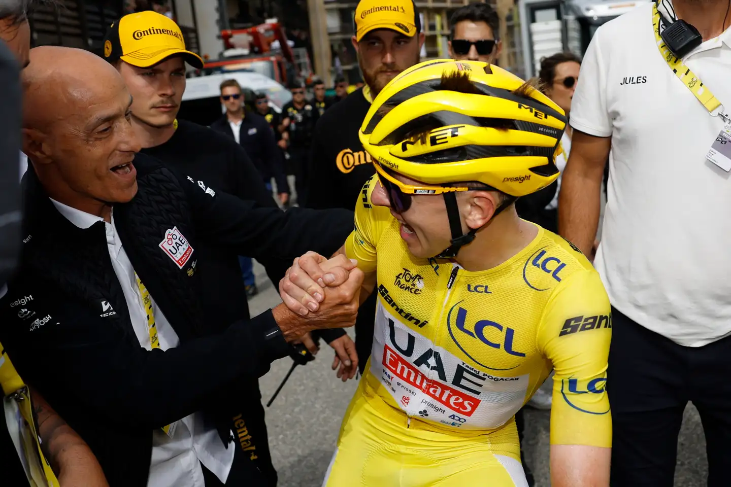 Tadej Pogacar under Tour de France med sin kontroversielle sportsdirektør, Mauro Gianetti, der har været involveret i dopingskandaler som rytter og sportsdirektør.