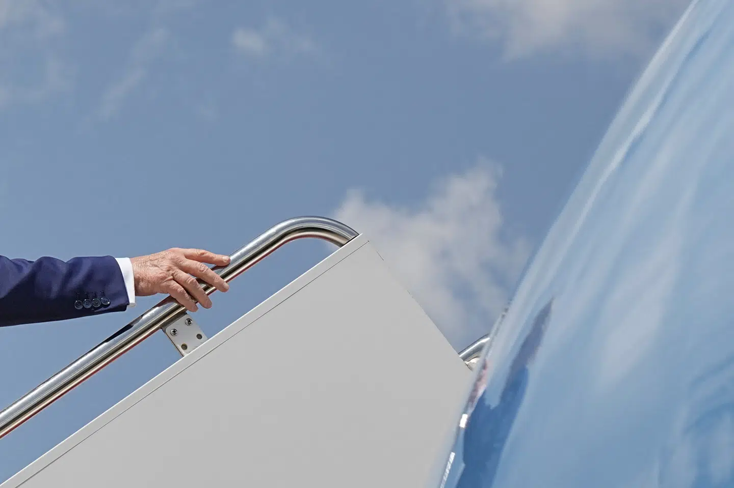 Donald Trump på vej ombord på Air Force One.