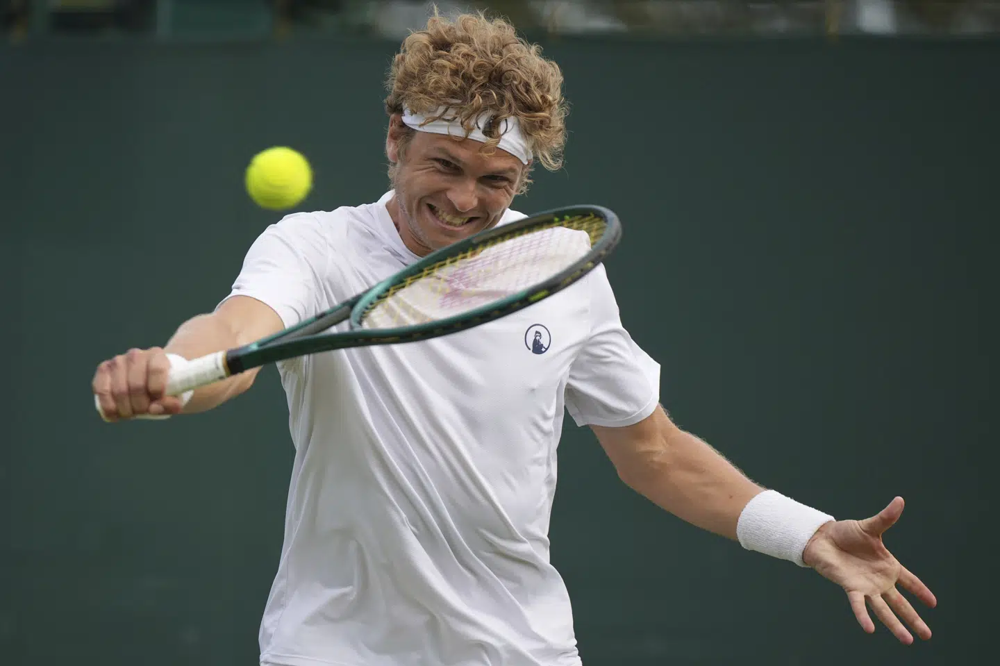 August Holmgren vandt flere rene servepartier, da danskeren slog verdens nummer 46 i første runde af Wimbledon.