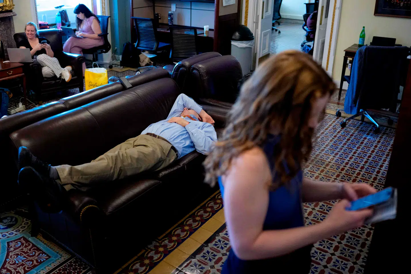 Det tog over 24 timer at stemme Trumps lovpakke igennem. Det var både hårdt for senatorer og den fremmødte presse, der i nogle tilfælde benyttede sig af sofaerne i Senatet til at tage en lur.